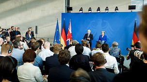 Bundeskanzlerin Angela Merkel mit Boris Johnson, Großbritanniens Premierministerin, bei einer gemeinsamen Pressekonferenz.
