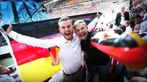 Zwei deutsche Teilnehmer mit Deutschlandfahne bei den Berufsweltmeisterschaften in Kasan. 