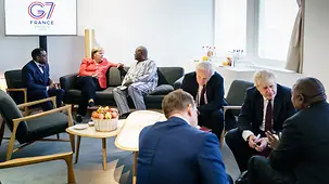 Bundeskanzlerin Merkel während eines informellen Gesprächs mit Regierungschefs der Outreach-Partnerländer.