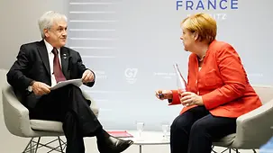 Chancellor Angela Merkel in discussion with Chile's President Sebastian Piñera