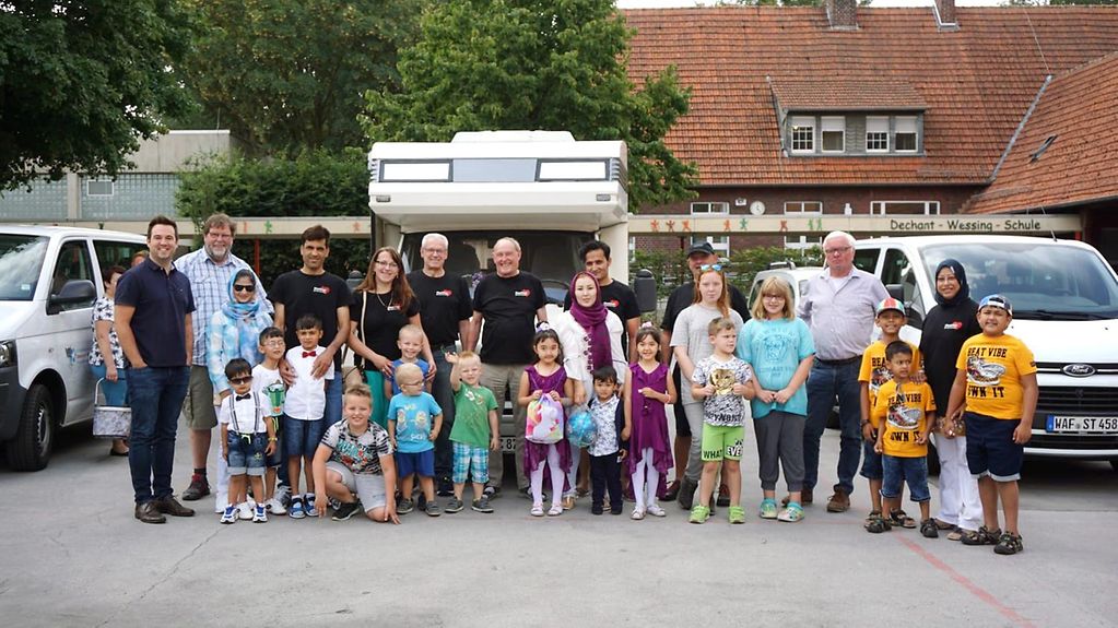 Foto zeigt die Familien, die gemeinsam im Ferienlager waren.