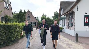 Drei junge Männer im Laufschritt auf der Straße
