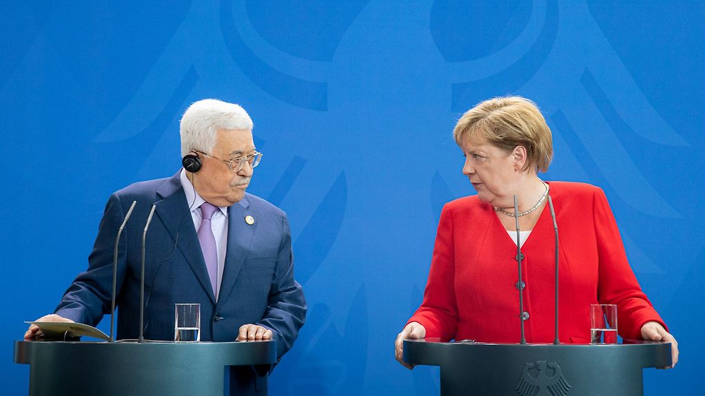 Bundeskanzlerin Angela Merkel und Mahmoud Abbas, Präsident der Palästinensischen Autonomiebehörde, geben Pressestatements ab..