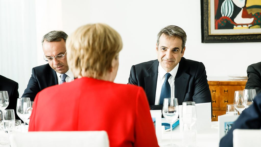 Bundeskanzlerin Angela Merkel im Gespräch mit Kyriakos Mitsotakis, Griechenlands Ministerpräsident.