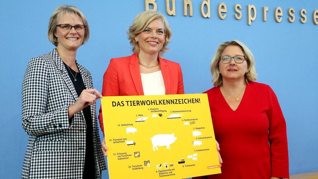 Landwirtschaftsministerin Klöckner stellt gemeinsam mit Bildungsministerin Karliczek und Umweltministerin Schulze das Tierwohlkennzeichen vor.
