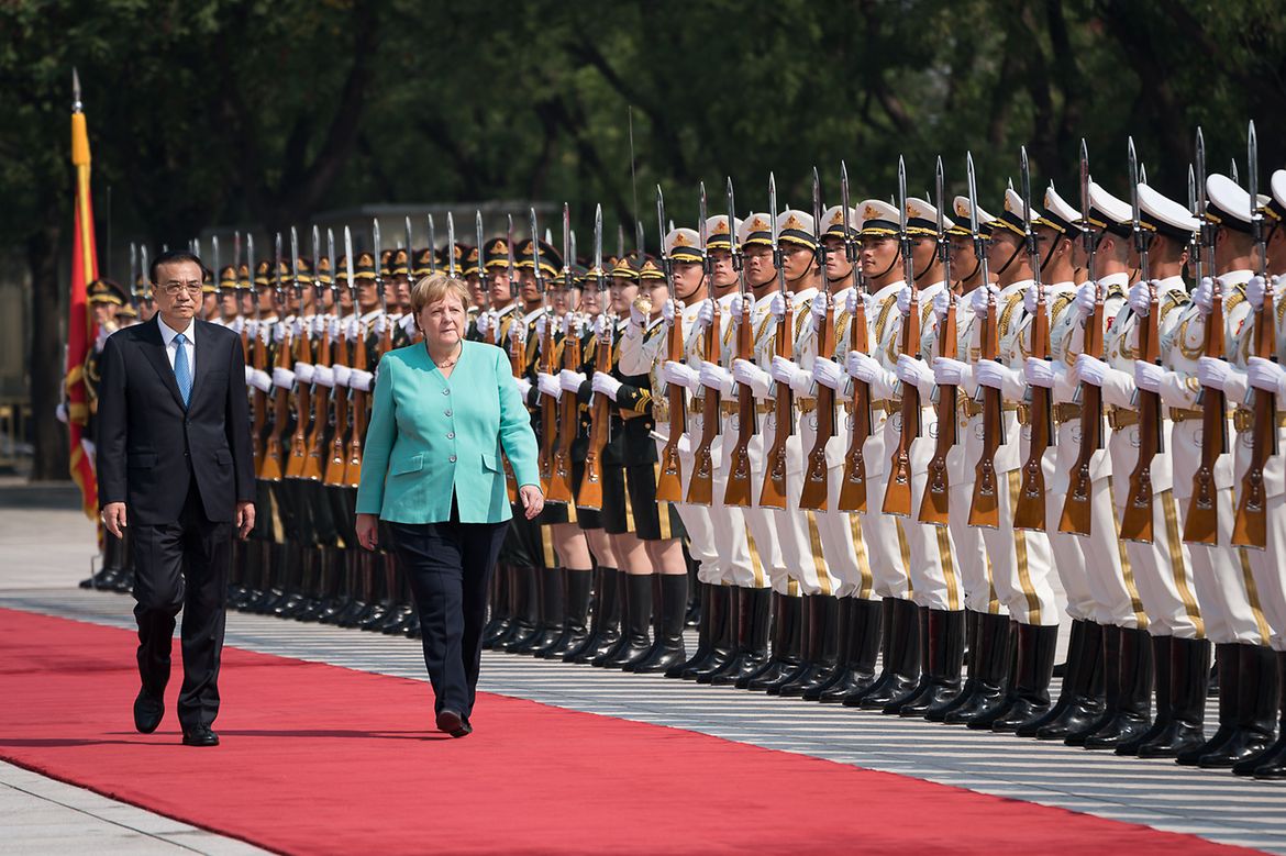 Bundeskanzlerin Angela Merkel wird von Chinas  Premierminister Li Keqiang mit militärischen Ehren begrüßt. 