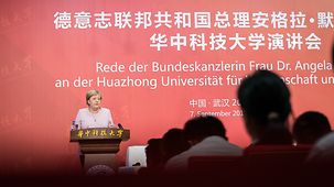 Bundeskanzlerin Angela Merkel hält eine Rede in der Huazhong-Universität.