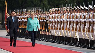 La chancelière fédérale Angela Merkel est reçue avec les honneurs militaires par le premier ministre chinois Li Keqiang