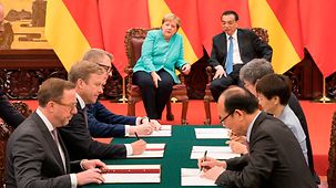 La chancelière fédérale Angela Merkel et le premier ministre chinois Li Keqiang supervisent des signatures de contrats