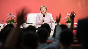 La chancelière fédérale Angela Merkel durant une discussion avec des étudiants