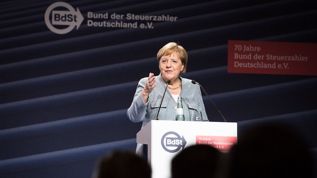 Bundeskanzlerin Angela Merkel spricht bei der Jubiläumsveranstaltung zu "70 Jahre Bund der Steuerzahler".