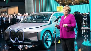 Bundeskanzlerin Angela Merkel bei einer Rede auf der 68. Internationalen Automobilausstellung.
