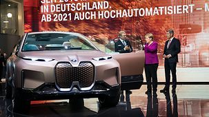 Bundeskanzlerin Angela Merkel beim Rundgang auf der 68. Internationalen Automobilausstellung am Stand von BMW.