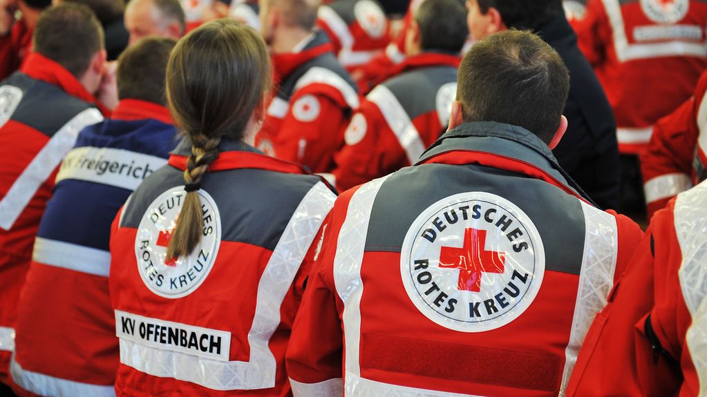 Ehrenamtliche Helfer des Deutschen Roten Kreuzes.