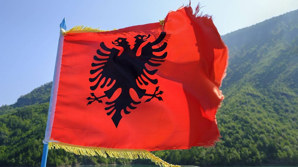 Die Flagge Albaniens mit einem schwarzen, zweiköpfigen Adler auf rotem Grund.