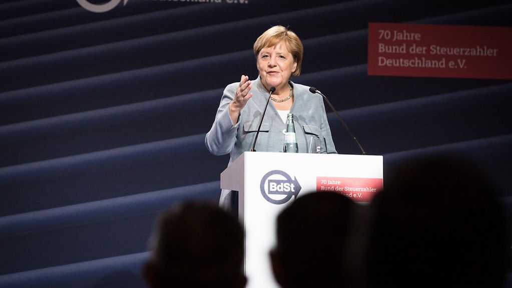 Bundeskanzlerin Angela Merkel spricht beim Jubiläum "70 Jahre Bund der Steuerzahler".