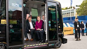 Bundeskanzlerin Angela Merkel beim Rundgang über die Internationale Automobilausstellung.