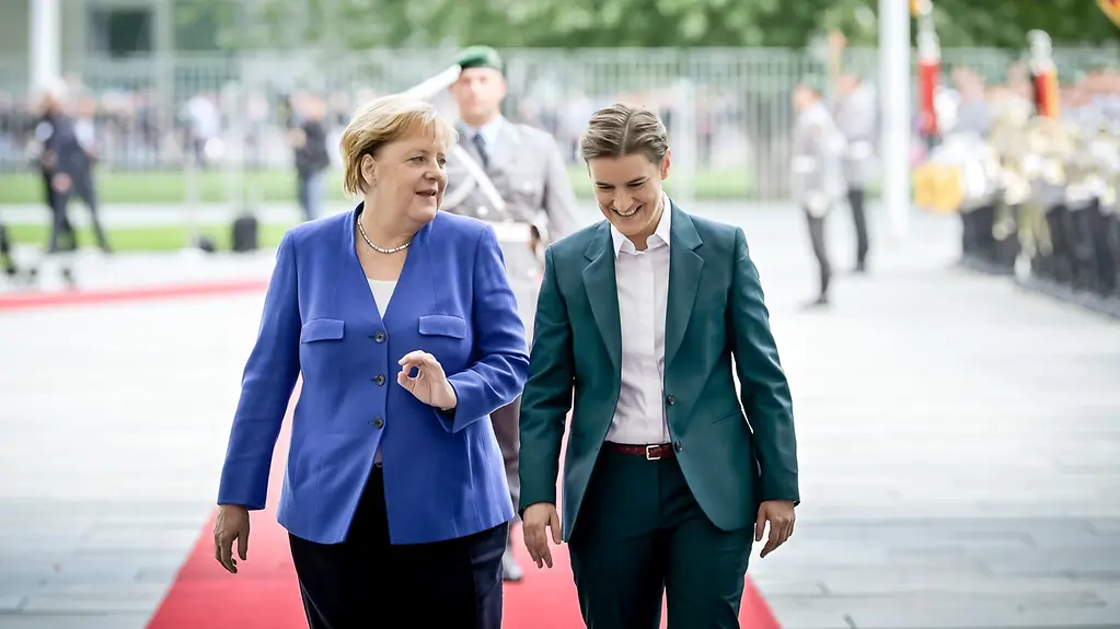 Chancellor Angela Merkel welcomes Serbia's Prime Minister Ana Brnabić at the Federal Chancellery.