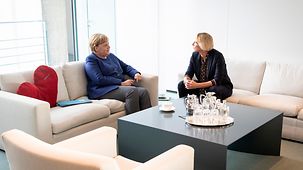 Bundeskanzlerin Angela Merkel im Gespräch mit Martina Voss-Tecklenburg, Trainerin der Deutschen Fußballnationalmannschaft der Frauen.