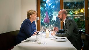 Bundeskanzlerin Angela Merkel im Gespräch mit Charles Michel, Premierminister Belgiens und designierter Präsident des Europäischen Rates.