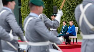 Bundeskanzlerin Angela Merkel und Ana Brnabic, Serbiens Ministerpräsidentin, beim Empfang mit militärischen Ehren im Bundeskanzleramt.