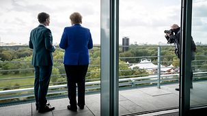 Bundeskanzlerin Angela Merkel im Gespräch mit Ana Brnabic, Serbiens Ministerpräsidentin.