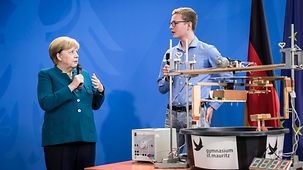 Bundeskanzlerin Angela Merkel verleiht bei "Jugend forscht" ihren Sonderpreis für die originellste Arbeit.