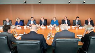 Bundeskanzlerin Angela Merkel vor Beginn einer Sitzung des "Klimakabinetts".