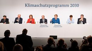Bundeskanzlerin Angela Merkel mit den Spitzen von CDU/CSU und SPD bei der Vorstellung der Ergebnisse des Klimakabinetts.