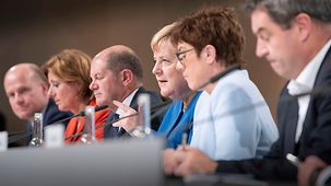 Bundeskanzlerin Angela Merkel mit den Spitzen von CDU/CSU und SPD bei der Vorstellung der Ergebnisse des Klimakabinetts.