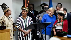Bundeskanzlerin Angela Merkel im Gespräch mit indigenen Teilnehmern beim Treffen "Alliance for the Amazon".