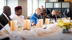 Bundeskanzlerin Angela Merkel mit Gästen eines Treffens zu "Frieden, Sicherheit und Entwicklung in Afrika".