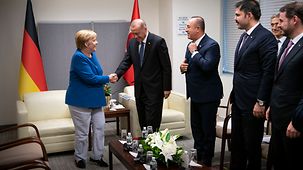 Bundeskanzlerin Angela Merkel begrüßt Recep Tayyip Erdogan, Türkeis Staatspräsident.