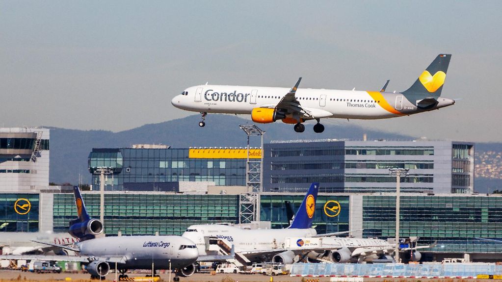 Ein Flugzeug des Unternehmens Condor hebt von der Landebahn in Frankfurt am Main ab.