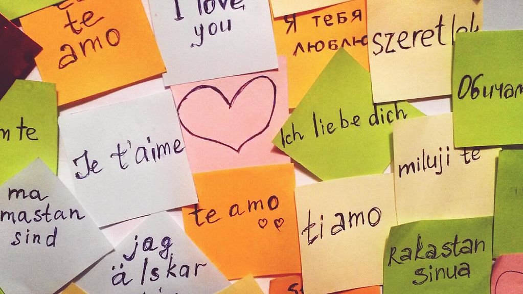 Auf bunten Post-it-Zetteln steht in verschiedenen europäischen Sprachen ich liebe dich.
