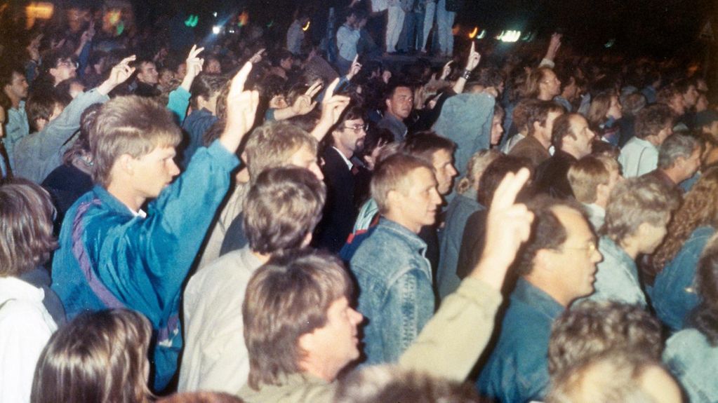Foto zeigt die Montagsdemonstration am 2. Oktober 1989.
