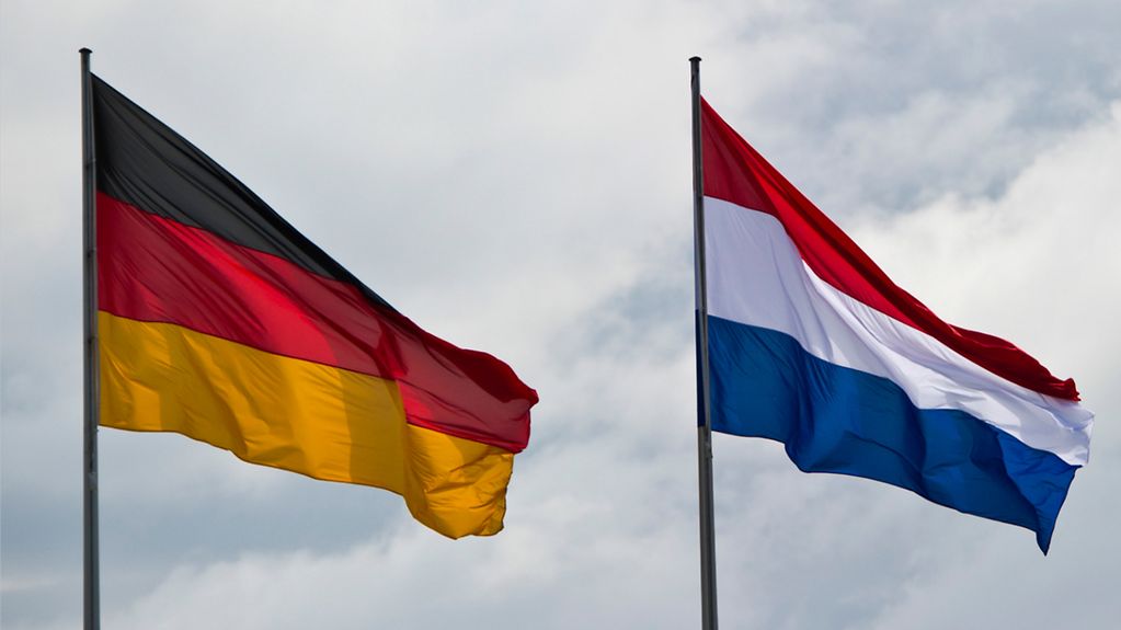 Die deutsche und die niederländische Fahne.
