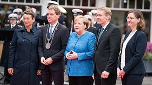 Bundeskanzlerin Angela Merkel zwischen Kiels Oberbürgermeister Ul Kämpfer und Ministerpräsident Daniel Günther mit deren Ehefrauen.