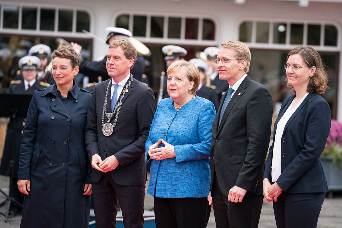 Bundeskanzlerin Angela Merkel zwischen Kiels Oberbürgermeister Ul Kämpfer und Ministerpräsident Daniel Günther mit deren Ehefrauen.