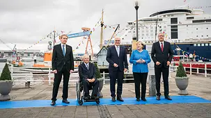 Bundeskanzlerin Angela Merkel neben Bundespräsident Frank-Walter Steinmeier, Daniel Günther, Schleswig-Holsteins Ministerpräsident, Wolfgang Schäuble, Präsident des Deutschen Bundestags, und Andreas Voßkuhle, Präsident des Bundesverfassungsgerichtes.