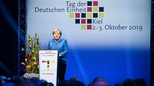 Bundeskanzlerin Angela Merkel bei ihrer Rede beim offiziellen Festakt zum Tag der Deutschen Einheit in Kiel.
