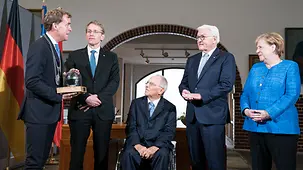 Bundeskanzlerin Angela Merkel mit dem Oberbürgermeister von Kiel, Ulf Kämpfer, Ministerpräsident Günther, Bundestagspräsident Schäuble und Bundespräsident Steinmeier.