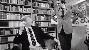 Foto zeigt Helmut Schmidt und seinen Regierungssprecher Klaus Bölling
