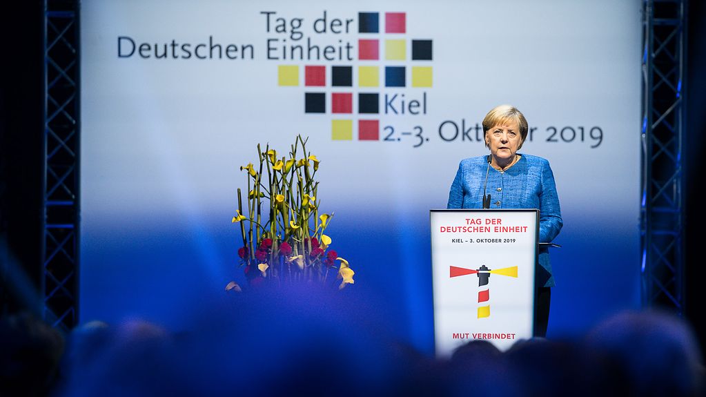 La chancelière Angela Merkel prononçant son discours à l’occasion de la Journée de l’unité allemande à Kiel