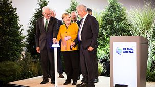 Bundeskanzlerin Angela Merkel bei der Eröffnung der Klima-Arena neben Winfried Kretschmann, badenwürttembergische Ministerpräsident, und weiteren Gästen.