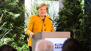 Bundeskanzlerin Angela Merkel spricht bei der Eröffnung der Klima-Arena.