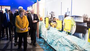 Bundeskanzlerin Angela Merkel während eines Rundgang anlässlich der Eröffnung der Klima-Arena.