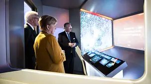 Bundeskanzlerin Angela Merkel während eines Rundgang anlässlich der Eröffnung der Klima-Arena.