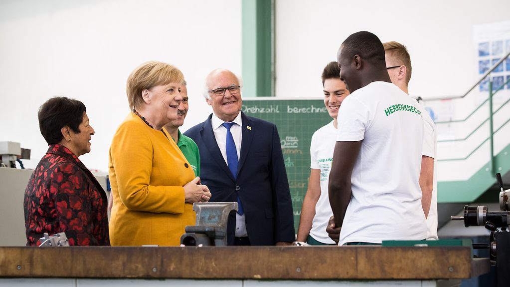 Bundeskanzlerin Angela Merkel im Gespräch mit Auszubildenden.