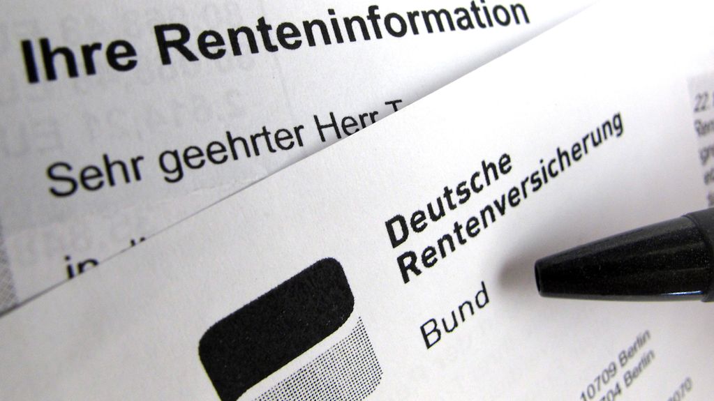 Ein Stift zeigt auf einen Bescheid der Deutschen Rentenversicherung Bund